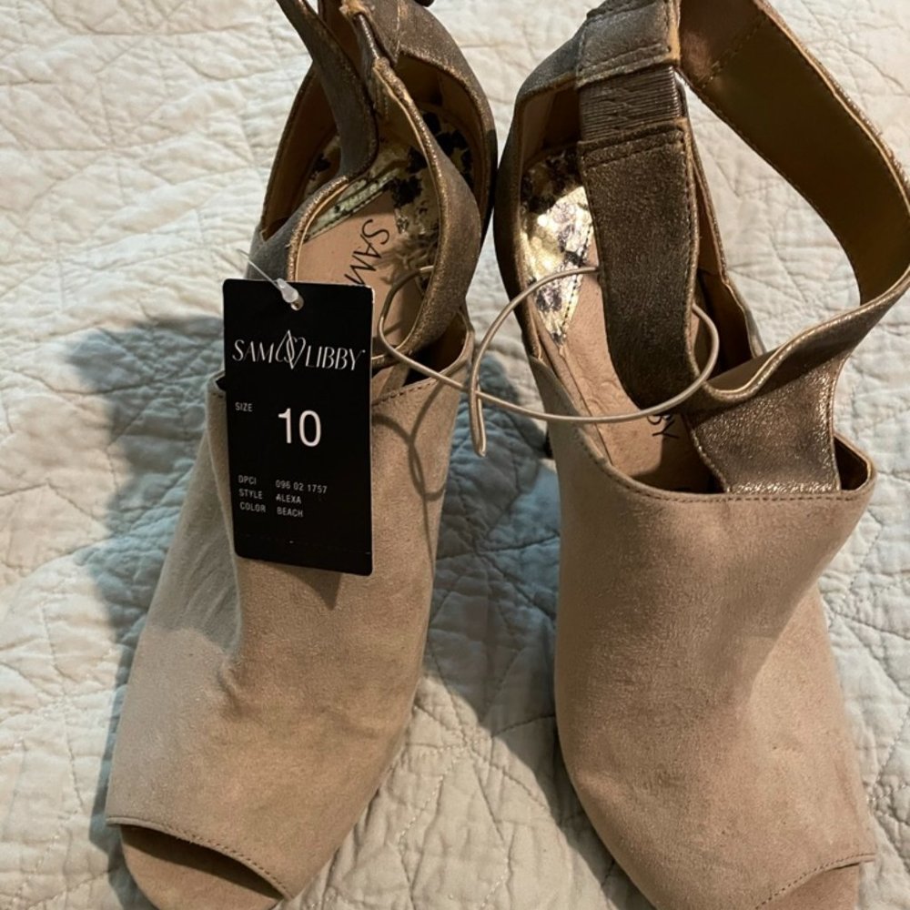Sam & Libby NWT Peep Toe Neutral Heels